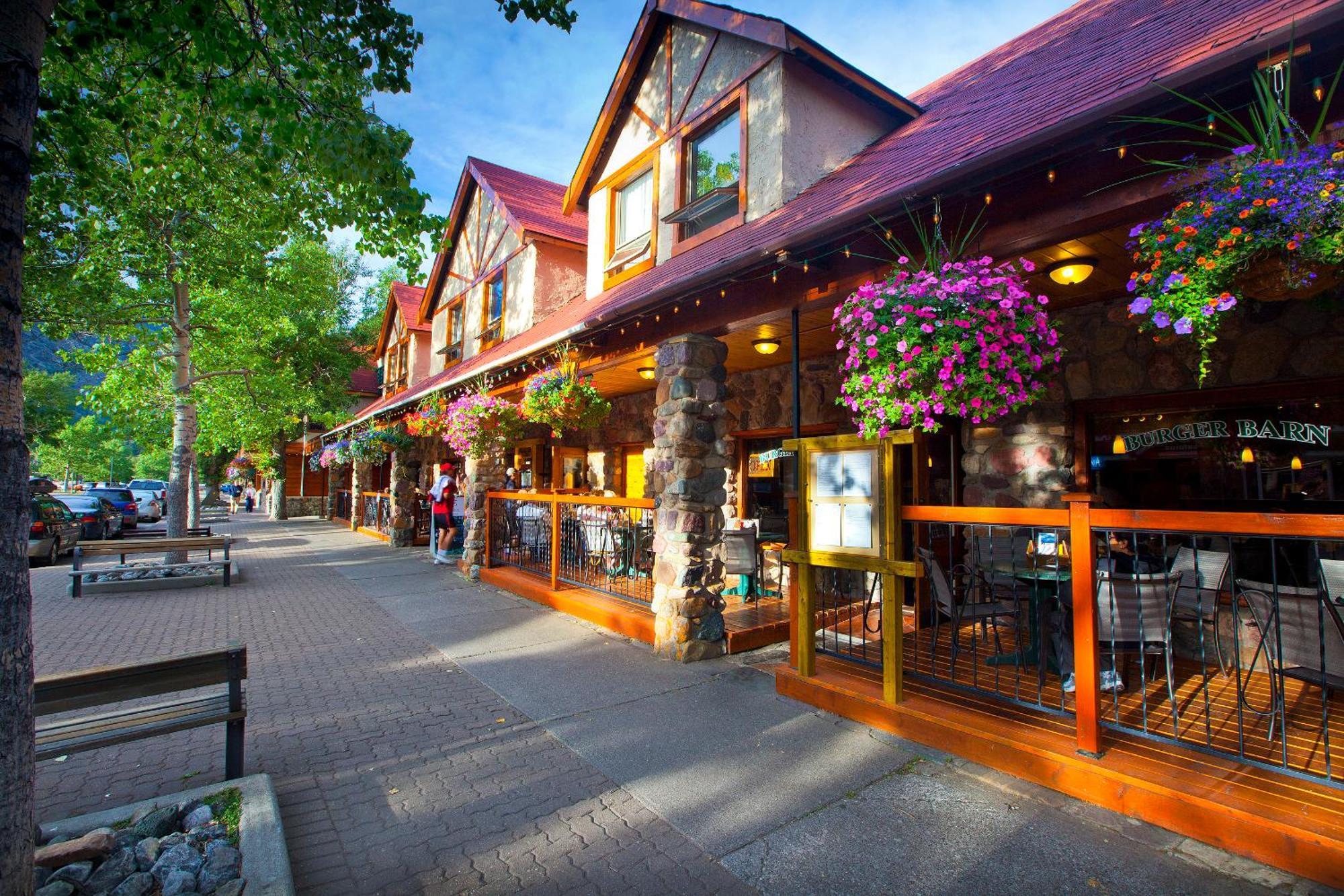 Bayshore Inn & Spa Waterton Park Exterior photo
