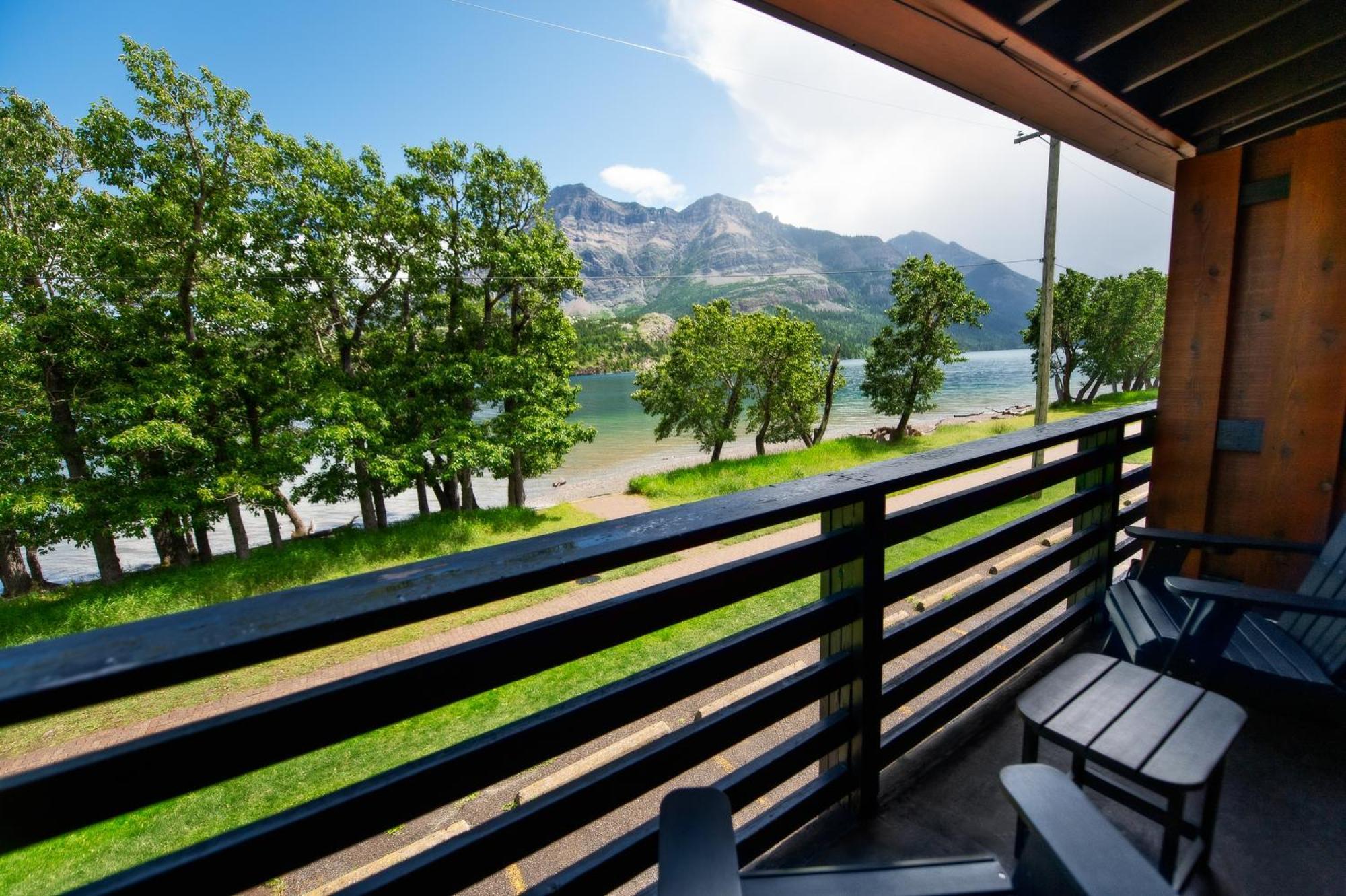 Bayshore Inn & Spa Waterton Park Exterior photo