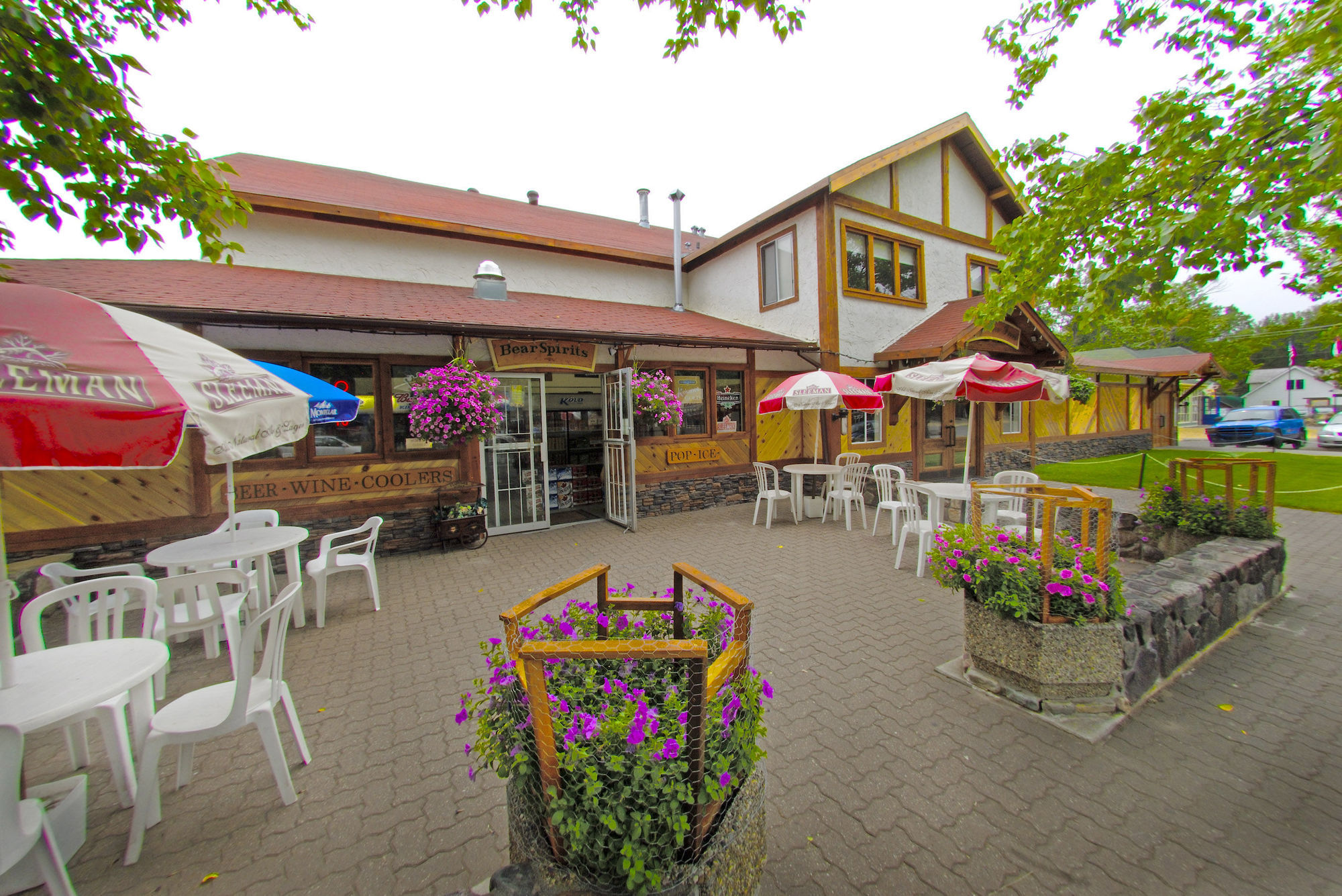 Bayshore Inn & Spa Waterton Park Exterior photo
